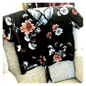 LIKE NEW: short sleeve, floral crop top